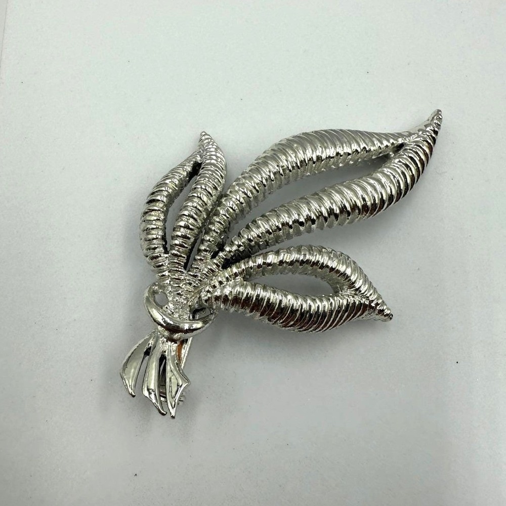Vintage Silver Tone Textured Leaf Cluster Brooch Pin Botanical Ribbed Design
